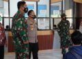 Kapolres Malang AKBP Hendri Umar bersama Dandim 0818 Kabupaten Malang-Kota Batu Letkol Inf Yusub Dody Sandra mengecek kondisi di dispendukcapil soal protokol kesehatan yang dilakukan pegawai dan masyarakat. (Foto: Rap/Tugu Jatim)