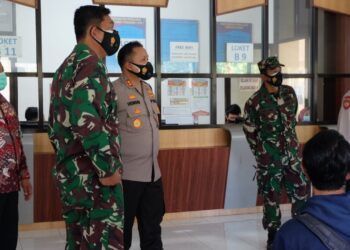 Inspeksi Mendadak, Jajaran Polres Malang-Kodim 0818 Sasar Kantor Dukcapil dan Pabrik Rokok Gudang Baru 5 Kapolres Malang AKBP Hendri Umar bersama Dandim 0818 Kabupaten Malang-Kota Batu Letkol Inf Yusub Dody Sandra mengecek kondisi di dispendukcapil soal protokol kesehatan yang dilakukan pegawai dan masyarakat. (Foto: Rap/Tugu Jatim)