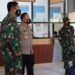 Kapolres Malang AKBP Hendri Umar bersama Dandim 0818 Kabupaten Malang-Kota Batu Letkol Inf Yusub Dody Sandra mengecek kondisi di dispendukcapil soal protokol kesehatan yang dilakukan pegawai dan masyarakat. (Foto: Rap/Tugu Jatim)