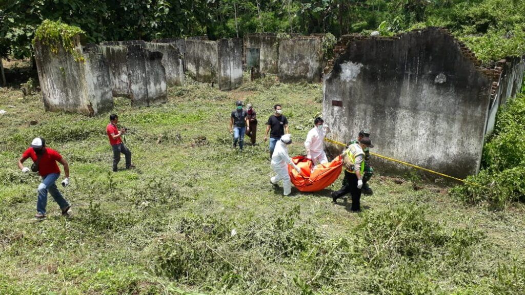 Geger ada penemuan mayat wanita tanpa identitas di Desa Karangkates, Kecamatan Sumberpucung, Kabupaten Malang, tepatnya di bekas mes Pembangkit Jawa Bali pada Kamis (11/02/2021). (Foto: Rap/ln)