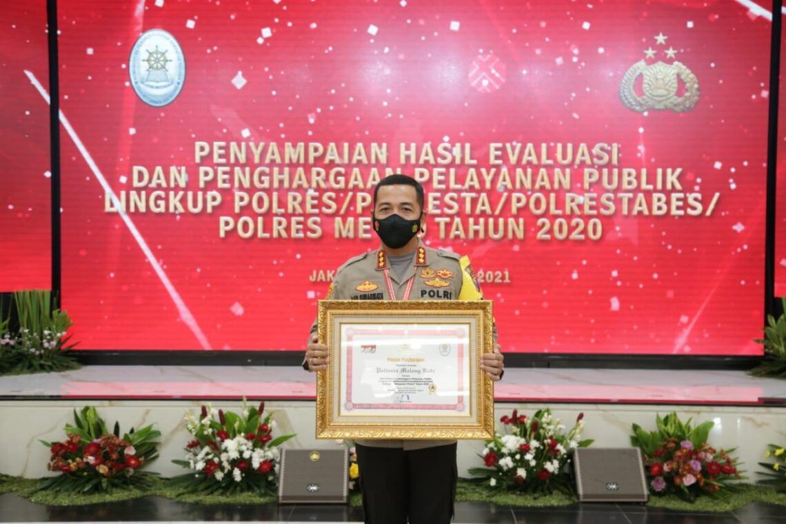 Polresta Malang Kota Didapuk Jadi Polres dengan Pelayanan Terbaik Se-Indonesia 1 Kapolresta Malang Kota Kombes Pol Leonardus Simarmata saat menerima penghargaan dari Kemen PAN-RB pada Selasa (16/02/2021). (Foto: Humas Polresta/Tugu Jatim)