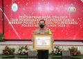 Kapolresta Malang Kota Kombes Pol Leonardus Simarmata saat menerima penghargaan dari Kemen PAN-RB pada Selasa (16/02/2021). (Foto: Humas Polresta/Tugu Jatim)