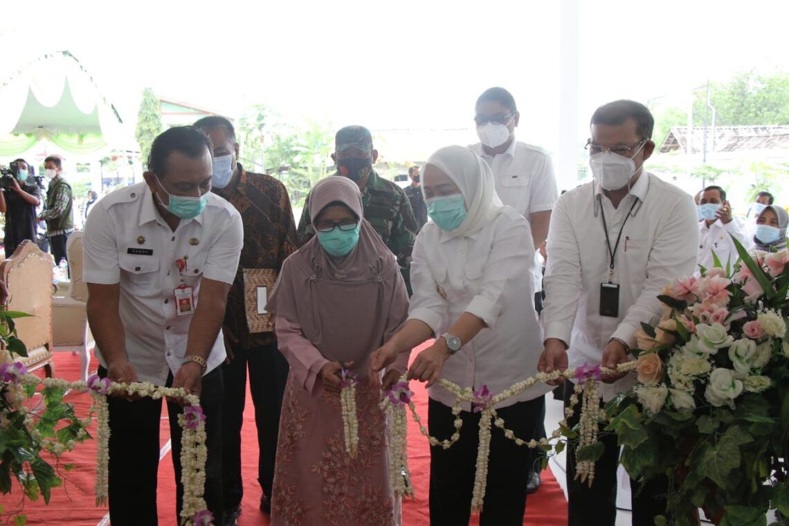 Kasminah, ibunda dari Mensesneg; Bupati Bojonegoro Anna Muawanah, dan Dinas Pendidikan Bojonegoro dalam peresmian SDN Dolokgede di Kecamatan Tambakrejo, Bojonegoro. (Foto: Humas Pemkab Bojonegoro/Tugu Jatim)