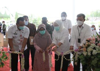 Kasminah, ibunda dari Mensesneg; Bupati Bojonegoro Anna Muawanah, dan Dinas Pendidikan Bojonegoro dalam peresmian SDN Dolokgede di Kecamatan Tambakrejo, Bojonegoro. (Foto: Humas Pemkab Bojonegoro/Tugu Jatim)