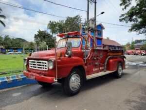 Mobil pemadam kebakaran legendaris milik UPT Pemadam Kebakaran Kota Malang keluaran 1961 yang masih berfungsi dengan baik hingga saat ini. (Foto: Azmy/Tugu Malang/Tugu Jatim)