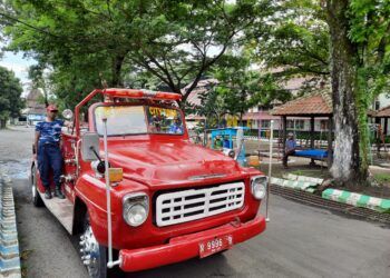 Mobil pemadam kebakaran legendaris milik UPT Pemadam Kebakaran Kota Malang keluaran 1961 yang masih berfungsi dengan baik hingga saat ini. (Foto: Azmy/Tugu Malang/Tugu Jatim)