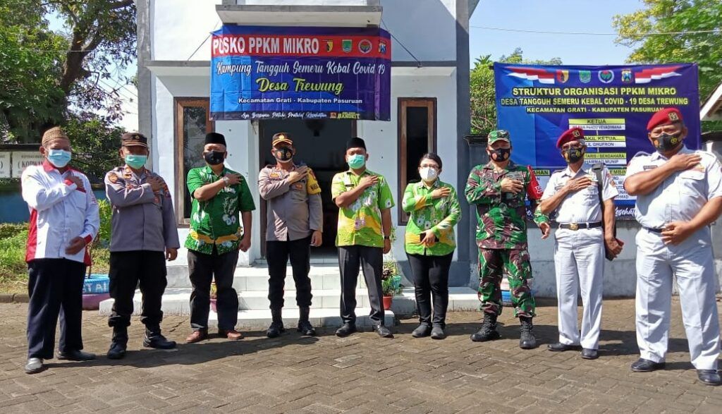 Danramil 0819/05 Grati Kapten Arm Yuwono ikut meluncurkan Kampung Tangguh Semeru Kebal Covid-19 bersama instansi dan unsur terkait. (Foto: Dokumen/Kodim Pasuruan) tugu jatim