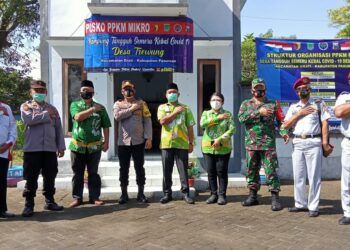 Danramil 0819/05 Grati Kapten Arm Yuwono ikut meluncurkan Kampung Tangguh Semeru Kebal Covid-19 bersama instansi dan unsur terkait. (Foto: Dokumen/Kodim Pasuruan) tugu jatim