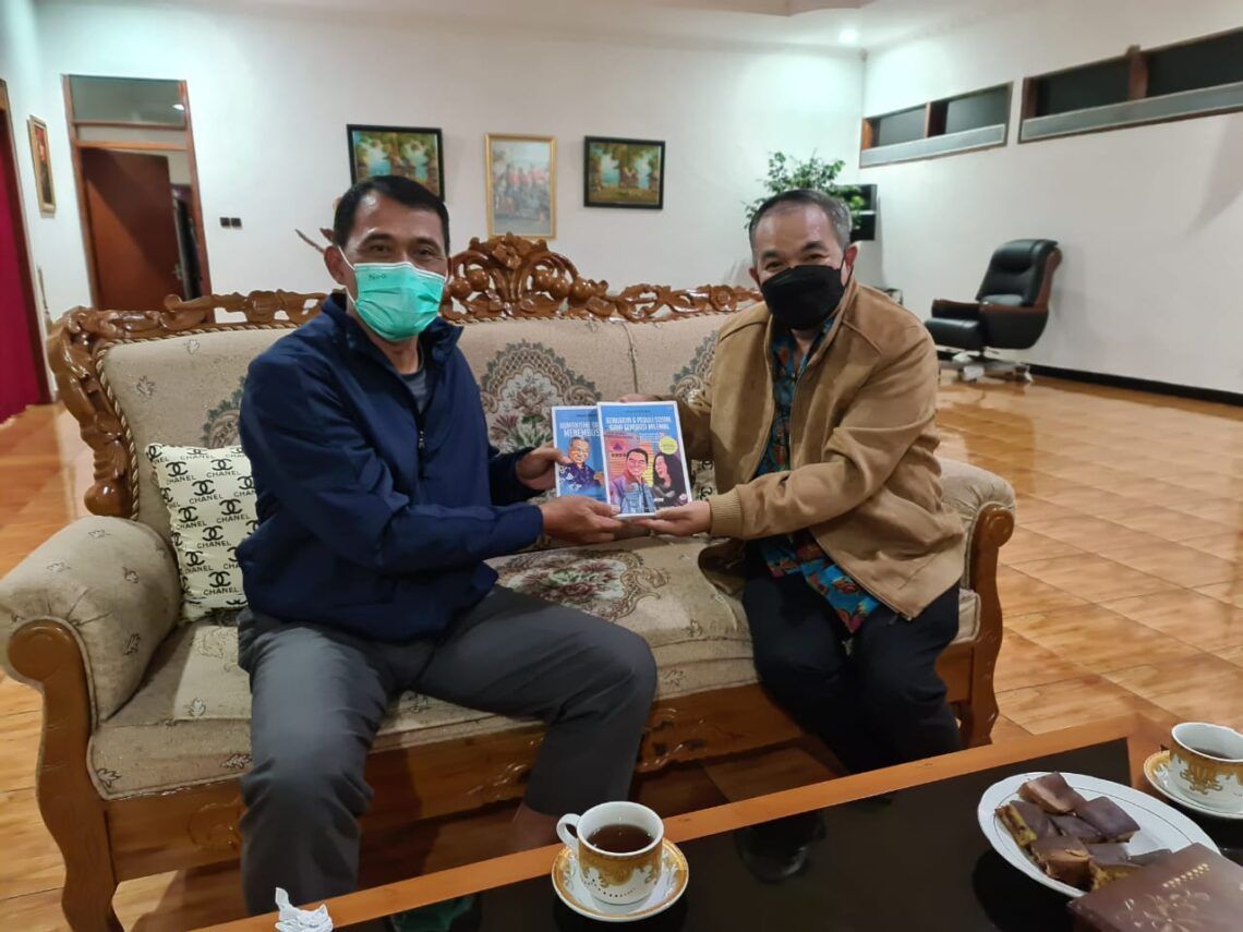 Danrem 081/DSJ Madiun Senang Terima Buku Trilogi The Power of Silaturahim dari Dr Aqua Dwipayana 1 Danrem 081/DSJ Madiun, Kolonel Inf Waris Ari Nugroho, menerima buku Trilogi The Power of Silaturahim dari Dr Aqua Dwipayana. (Foto: Dokumen/Tugu Jatim)