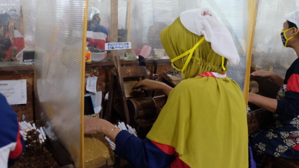 Pabrik rokok PT Gudang Baru Berkah berusaha menjalankan protokol kesehatan (prokes) bagi karyawannya agar tidak menjadi klaster baru penyebaran Covid-19. (Foto: Rap/Tugu Jatim) 