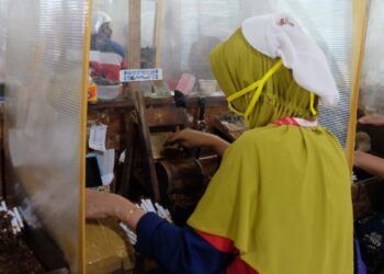 Pabrik rokok PT Gudang Baru Berkah berusaha menjalankan protokol kesehatan (prokes) bagi karyawannya agar tidak menjadi klaster baru penyebaran Covid-19. (Foto: Rap/Tugu Jatim) 