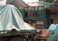 Kendaraan truk trailer yang masih menancap di rumah warga setelah mengalami kecelakaan tunggal di Jalan Tuban-Semarang, Desa Sugihwaras, Kecamatan Jenu, Tuban. (Foto: Rochim/Tugu Jatim)