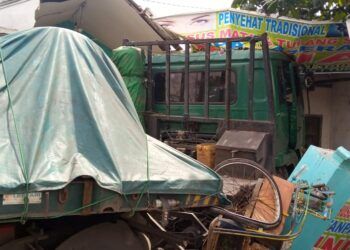 Kendaraan truk trailer yang masih menancap di rumah warga setelah mengalami kecelakaan tunggal di Jalan Tuban-Semarang, Desa Sugihwaras, Kecamatan Jenu, Tuban. (Foto: Rochim/Tugu Jatim)