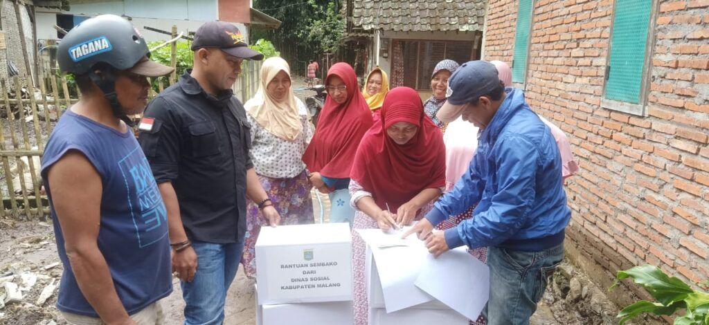 Dinsos Kabupaten Malang menyalurkan bantuan sembako ke warga terdampak. (Foto: Rap/Tugu Malang/Tugu Jatim)