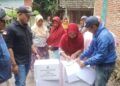 Dinsos Kabupaten Malang menyalurkan bantuan sembako ke warga terdampak. (Foto: Rap/Tugu Malang/Tugu Jatim)