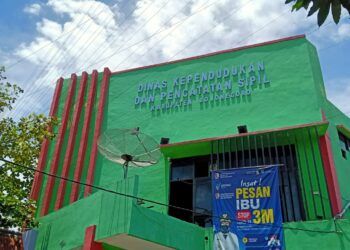 Kantor Dinas Dukcapil Bojonegoro dan Ilustrasi e-KTP yang bisa diganti di Kantor Dinas Dukcapil. (Foto: Mila Arinda/Tugu Jatim)