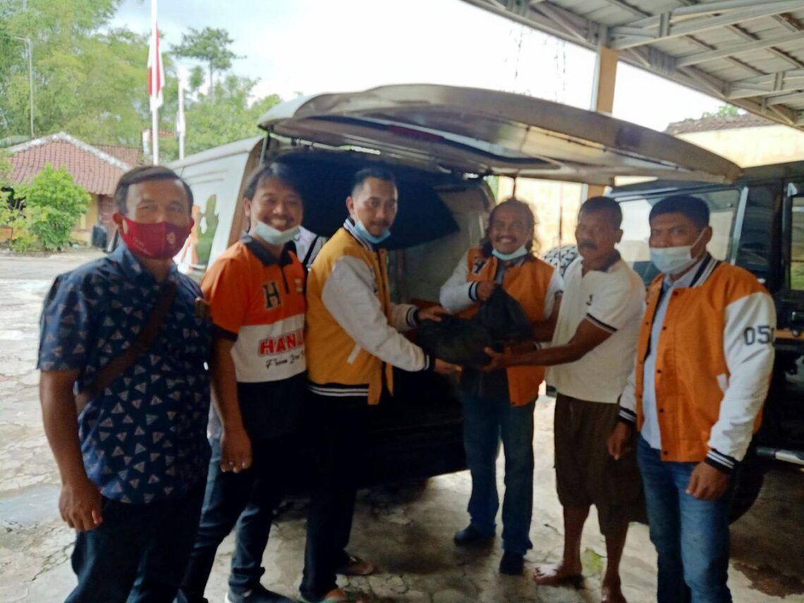 DPC Hanura Nganjuk Kirim Ratusan Paket Sembako untuk Bantu Korban Banjir Bandang Sendangbumen 1 Ketua DPC Hanura, Raditya Haria Yuangga dan Sekretaris DPC Hanura Nganjuk, Edi Santoso, menyalurkan paket sembako untuk korban longsor di Ngetos, Kabupaten Nganjuk. (Foto: NOE/Tugu Jatim)