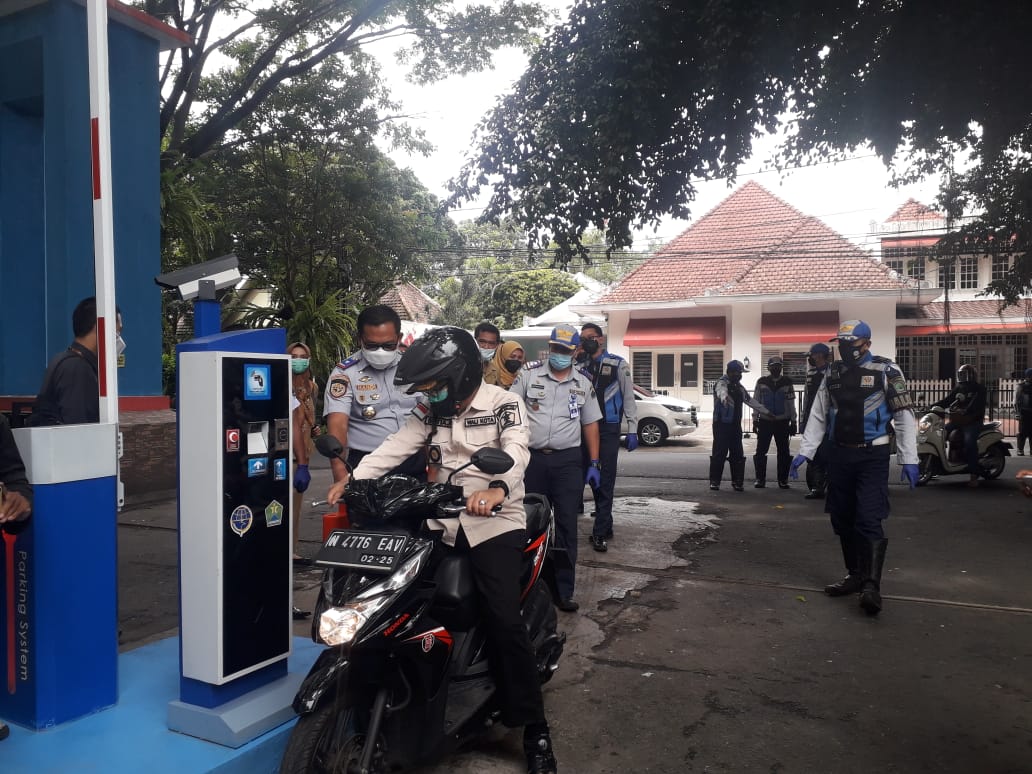 Wali Kota Malang, Sutiaji saat uji coba sistem e-parking di kawasan Stadion Gajayana, Kota Malang beberapa waktu lalu. (Foto: Azm/Tugu Malang/Tugu Jatim)