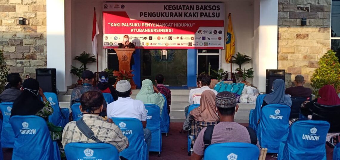 Rektor Universitas PGRI Ronggolawe (Unorow) Tuban Prof Dr Supiana Dian Nurtjahyani saat memberikan sambutan di acara baksos. (Foto: Humas Unirow Tuban/Tugu Jatim)