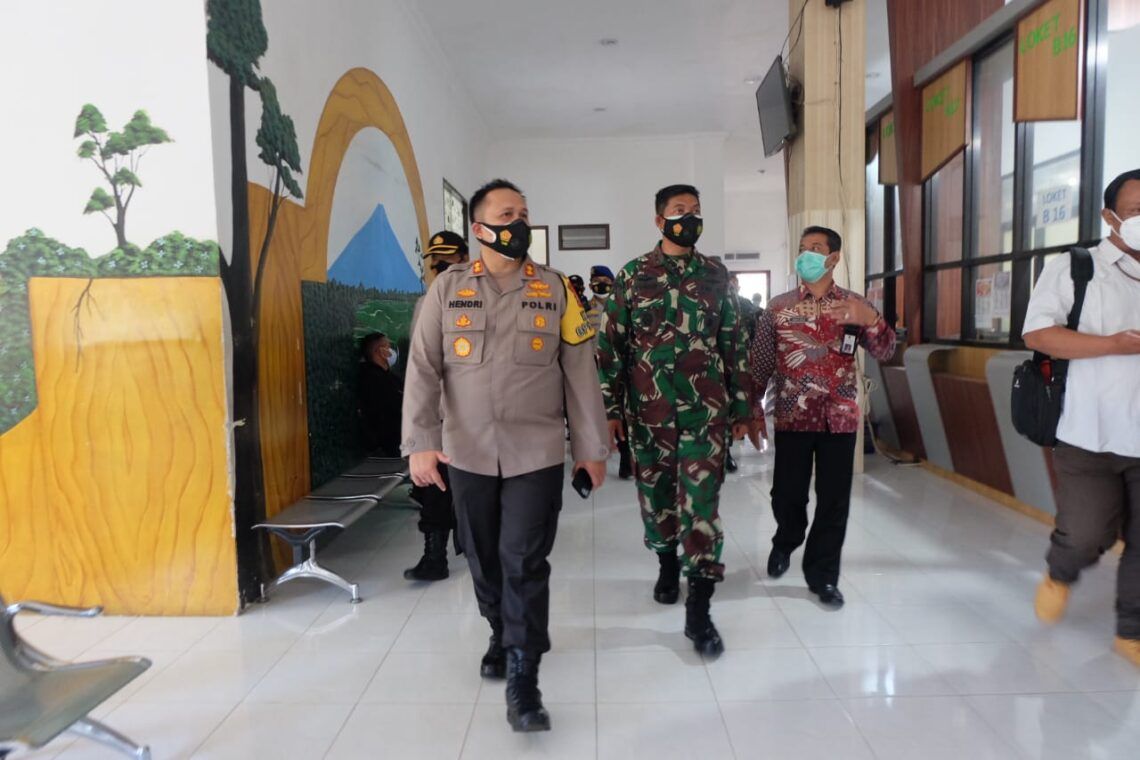 Kapolres Malang AKBP Hendri Umar bersama Dandim 0818 Kabupaten Malang-Kota Batu, Letkol (Inf) Yusub Dody Sandra saat melaksanakan operasi yustisi di Dinas Dukcapil Kabupaten Malang. (Foto: Rap/Tugu Jatim)