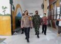 Kapolres Malang AKBP Hendri Umar bersama Dandim 0818 Kabupaten Malang-Kota Batu, Letkol (Inf) Yusub Dody Sandra saat melaksanakan operasi yustisi di Dinas Dukcapil Kabupaten Malang. (Foto: Rap/Tugu Jatim)