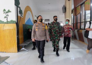 Kapolres Malang AKBP Hendri Umar bersama Dandim 0818 Kabupaten Malang-Kota Batu, Letkol (Inf) Yusub Dody Sandra saat melaksanakan operasi yustisi di Dinas Dukcapil Kabupaten Malang. (Foto: Rap/Tugu Jatim)