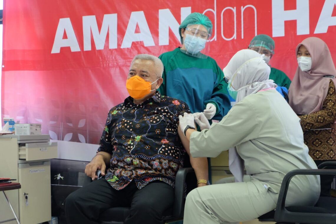Vaksinasi, Sanusi: Tak Terasa Apa-Apa, Hanya Dingin! 1 Bupati Malang Terpilih Muhammad Sanusi tengah vaksinasi sinovac tahap kedua. (Foto:Rap/Tugu Jatim)