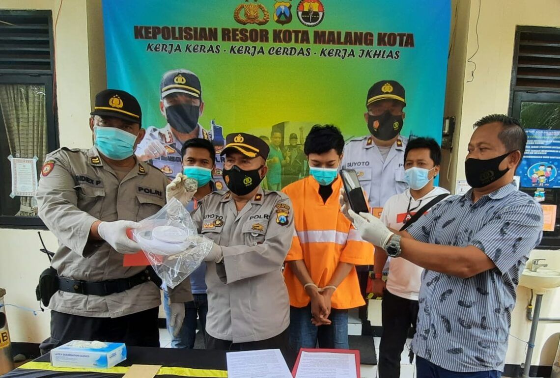Simpan Ganja Berbentuk Bola Pingpong, Pemuda di Malang Diringkus Polisi 1 Kapolsek Sukun, Kompol Suyoto saat konferensi pers. Foto : Humas Polresta Malang Kota. (Foto: AZM/Tugu Malang/Tugu Jatim)