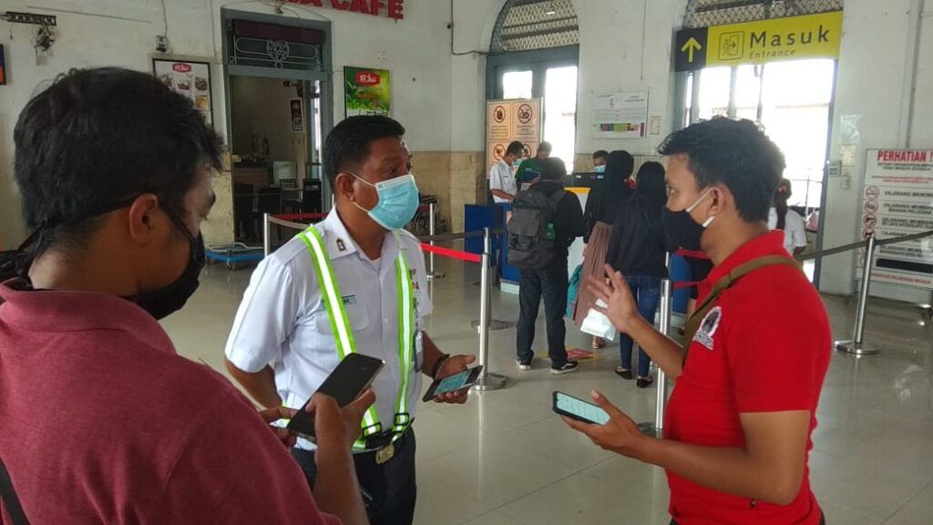 Kepala Stasiun Kediri, Wahyudi Cahyadi ketika memberkan keterangan. (Foto: Noe/Tugu Jatim)