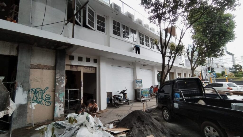 Sejumlah pekerja sedang melakukan peremajaan di salah satu bangunan gedung kembar Rajabally, Jumat (26/2/2021). (Foto : Azmy/Tugu Jatim)