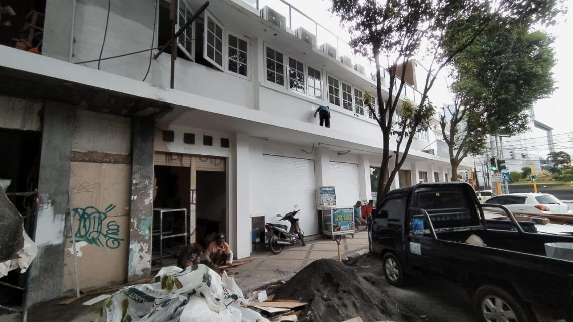 Sejumlah pekerja sedang melakukan peremajaan di salah satu bangunan gedung kembar Rajabally, Jumat (26/2/2021). (Foto : Azmy/Tugu Jatim)
