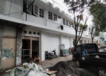 Sejumlah pekerja sedang melakukan peremajaan di salah satu bangunan gedung kembar Rajabally, Jumat (26/2/2021). (Foto : Azmy/Tugu Jatim)