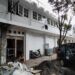 Gedung Kembar Rajabally Kota Malang akan Alih Fungsi jadi Resto Bernuansa Heritage 12 Sejumlah pekerja sedang melakukan peremajaan di salah satu bangunan gedung kembar Rajabally, Jumat (26/2/2021). (Foto : Azmy/Tugu Jatim)