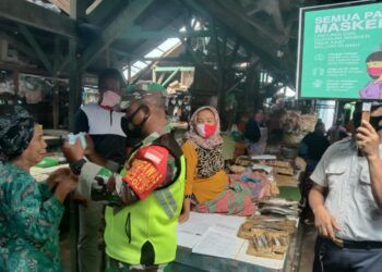 Operasi penegakan protokol kesehatan (prokes) yang dilakukan oleh Babinsa Koramil 0819/20 Gempol, Pasuruan. (Foto: Dokumen) tugu jatim
