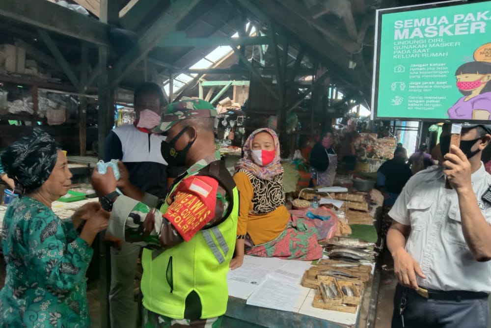 3 Pilar Kecamatan Gempol Getol Gelar Operasi Penegakan Prokes 5 Operasi penegakan protokol kesehatan (prokes) yang dilakukan oleh Babinsa Koramil 0819/20 Gempol, Pasuruan. (Foto: Dokumen) tugu jatim