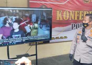 Kapolres Tuban, AKBP Ruruh Wicaksono melihatkan video penghadangan saat Operasi Yustisi 31 Januari 2021 lalu. (Foto: Moch Abdurrochim/Tugu Jatim)
