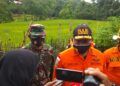 Kepala Basarnas Jatim, Hari Adi saat diwawancarai wartawan di lokasi kejadian tanah longsor, Dusun Selopuro, Desa Ngetos, Kecamatan Ngetos. (Foto: Rino Hayyu Setyo/Tugu Jatim)