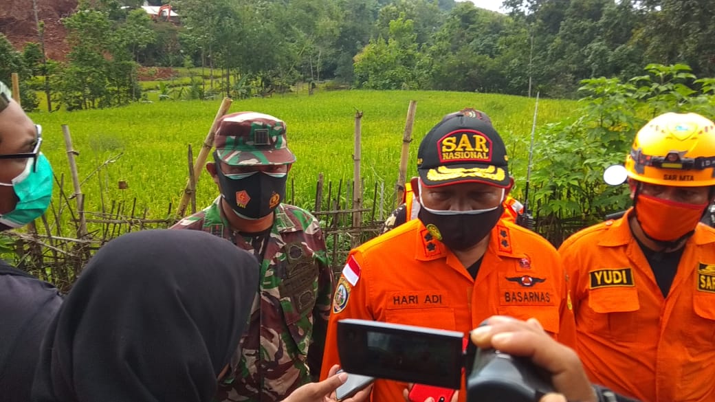 Ada 2 Retakan Baru di Atas Titik Pencarian Korban Longsor Nganjuk 5 Kepala Basarnas Jatim, Hari Adi saat diwawancarai wartawan di lokasi kejadian tanah longsor, Dusun Selopuro, Desa Ngetos, Kecamatan Ngetos. (Foto: Rino Hayyu Setyo/Tugu Jatim)