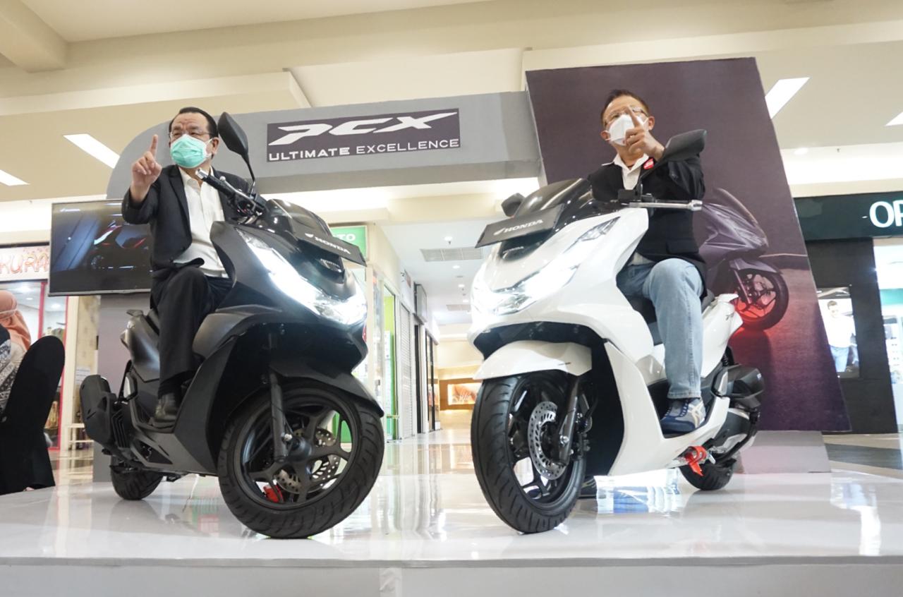 All New Honda PCX dan All New Honda PCX yang hari ini (22/2/2021) mulai dipasarkan di wilayah Jatim dan NTT. (Foto: Dokumen)