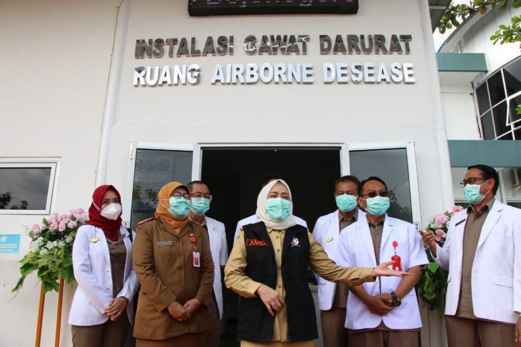 Bupati Bojonegoro, Anna Muawanah bersama Direktur RSUD Dr.R.Sosodoro Djatikoesoemo, Hernowo Wahyutomo dan jajarannya dalam peremisan Instalasi Gawat Darurat (IGD), ruang Airborne Desease dan Laboratorium PCR di RSUD Dr.R.Sosodoro Djatikoesoemo Bojonegoro. (Foto: Dokumen/Humas Pemkab Bojonegoro)