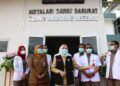 Bupati Bojonegoro, Anna Muawanah bersama Direktur RSUD Dr.R.Sosodoro Djatikoesoemo, Hernowo Wahyutomo dan jajarannya dalam peremisan Instalasi Gawat Darurat (IGD), ruang Airborne Desease dan Laboratorium PCR di RSUD Dr.R.Sosodoro Djatikoesoemo Bojonegoro. (Foto: Dokumen/Humas Pemkab Bojonegoro)