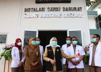 Bupati Bojonegoro, Anna Muawanah bersama Direktur RSUD Dr.R.Sosodoro Djatikoesoemo, Hernowo Wahyutomo dan jajarannya dalam peremisan Instalasi Gawat Darurat (IGD), ruang Airborne Desease dan Laboratorium PCR di RSUD Dr.R.Sosodoro Djatikoesoemo Bojonegoro. (Foto: Dokumen/Humas Pemkab Bojonegoro)