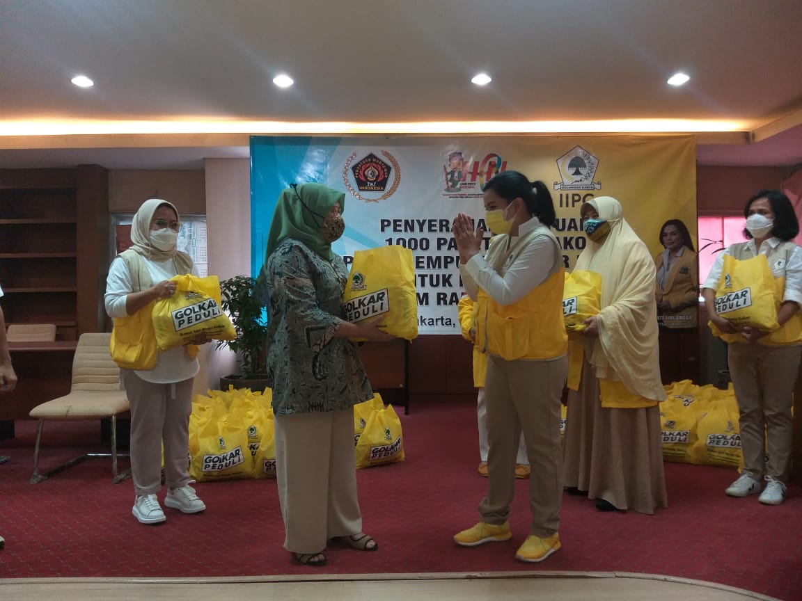 IIPG menyerahkan 1.000 paket sembako kepada masyarakat di Jakarta dalam rangka HPN 2021. (Foto: Dokumen) tugu jatim
