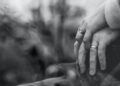 Poligami Terselubung, Penyebab Banyaknya Nikah Siri di Kabupaten Malang 3 Ilustrasi pernikahan dan nikah siri. (Foto: Unsplash) orang bergandengan tangan tugu jatim