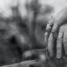 Poligami Terselubung, Penyebab Banyaknya Nikah Siri di Kabupaten Malang 12 Ilustrasi pernikahan dan nikah siri. (Foto: Unsplash) orang bergandengan tangan tugu jatim