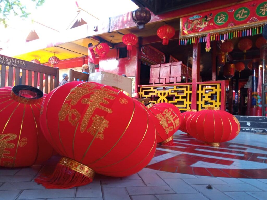 Ilustrasi karyawan Klenteng Tridarma Kwan Sing Bio Tuban memasang Lampion. (Foto: Moch Rochim/Tugu Jatim)