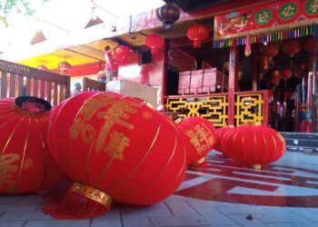 Ilustrasi karyawan Klenteng Tridarma Kwan Sing Bio Tuban memasang Lampion. (Foto: Moch Rochim/Tugu Jatim)