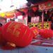 Ilustrasi karyawan Klenteng Tridarma Kwan Sing Bio Tuban memasang Lampion. (Foto: Moch Rochim/Tugu Jatim)
