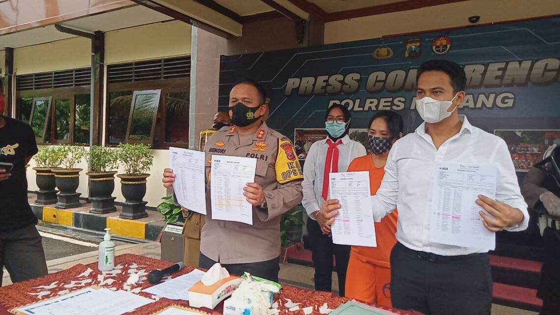 Modus Investasi Bodong, Biduan Dangdut asal Malang Tipu 3 Rekan Sendiri 1 Kapolres Malang, AKBP Hendri Umar (kiri) saat pers rilis kasus penipuan investasi di Mapolres Malang, Senin (8/2/2021) siang. (Foto: Rap/Tugu Malang/Tugu Jatim)