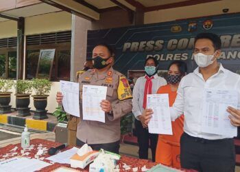 Kapolres Malang, AKBP Hendri Umar (kiri) saat pers rilis kasus penipuan investasi di Mapolres Malang, Senin (8/2/2021) siang. (Foto: Rap/Tugu Malang/Tugu Jatim)